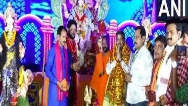 India News | Odisha: Union Minister Dharmendra Pradhan Goes Pandal-hopping on Navami, Offers Prayers to Goddess Durga