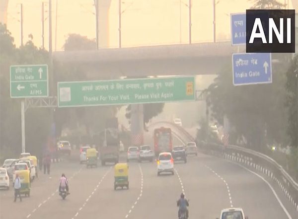 Delhi Air Pollution: Air Quality in National Capital Continues to Remain in 'Very Poor' Category (Watch Video)