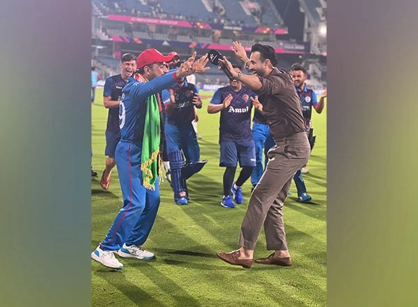 Sports News | Irfan Pathan Dances with Rashid Khan to Fulfill His Promise Following Afghanistan's Historic Victory over Pakistan