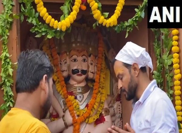 Vijayadashami 2023: Devotees Flock to Seek Raavan's Blessings at Kanpur Temple's Once-a-Year Opening for Dusshera (Watch Video)