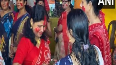 Bijoya Dashami 2023: Women Participate in 'Sindoor Khela' Celebration on Vijayadashami (Watch Video)
