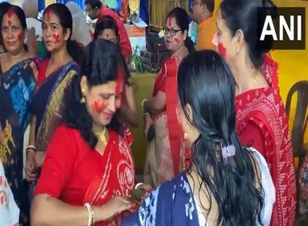 Bijoya Dashami 2023: Women Participate in 'Sindoor Khela' Celebration on Vijayadashami (Watch Video)
