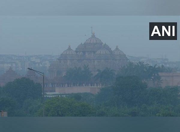 Delhi Air Pollution Update: Air Quality Improves in National Capital to 'Moderate' Category; AQI at 190 (Watch Video)