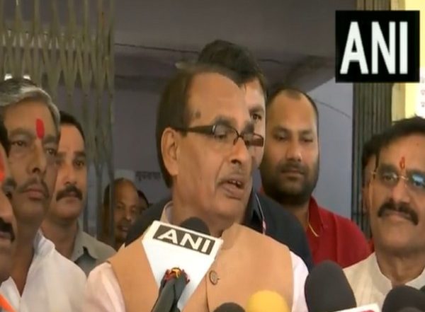 India News | MP CM Shivraj Chouhan Claims Congress' Digvijay Singh Manipulating Kamal Nath