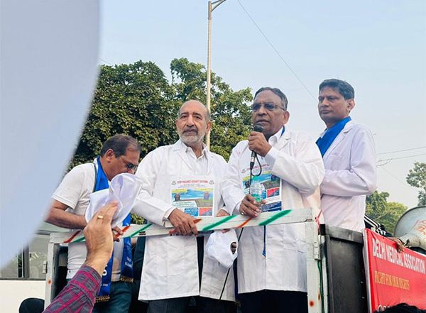 India News | Delhi Doctors Stage Protest over Various Demands Including Better Working Conditions