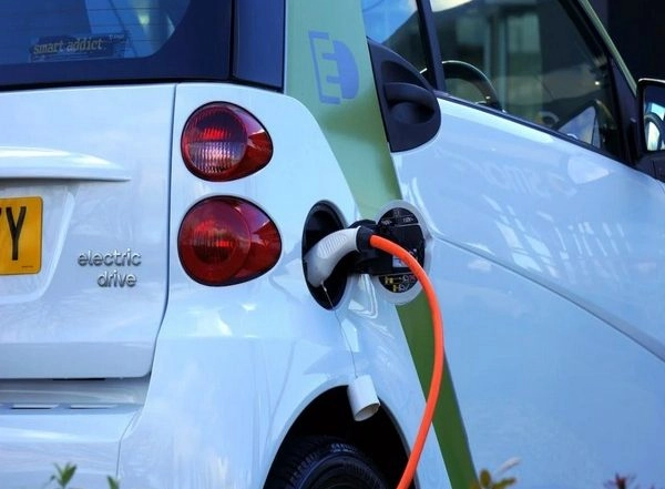Business News | Indonesia Grapples with Rising Interest Rates as Electric Vehicle Revolution Gathers Momentum: Fitch Ratings