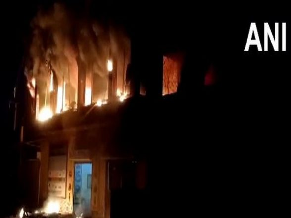 West Bengal Fire: Massive Blaze Erupts in Motorcycle Showroom in Asansol, More Than 12 Staffers Rescued (Watch Video) - Vimarsana News