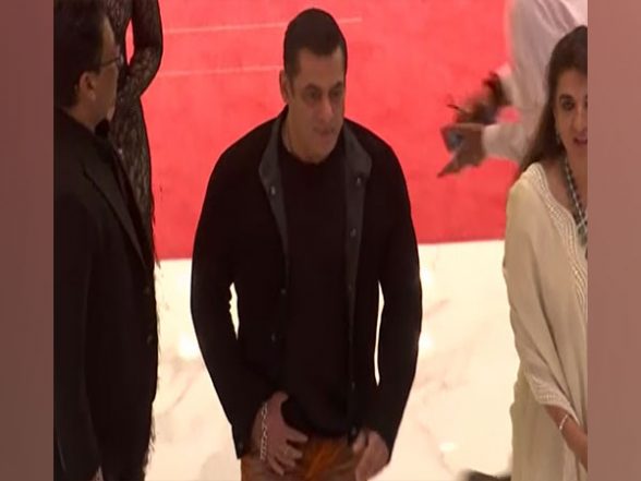 Entertainment News | Salman Khan Arrives in Style at Jio World Plaza Launch - Vimarsana News