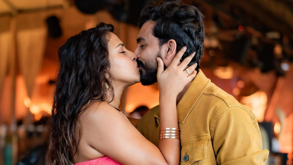 Amala Paul Shares a Kiss with Fiancé Jagat Desai in Latest Pics; Actress  Reveals How Their Love Journey Began! | 🎥 LatestLY