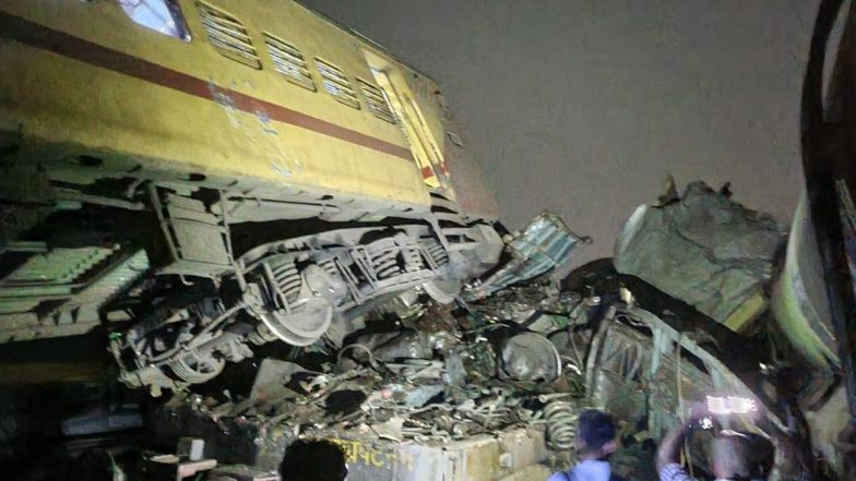 Andhra Pradesh Train Accident: Six Killed, 40 Injured in Collision Between Two Trains in Vizianagaram, Helpline Numbers Opened (See Pics and Videos)