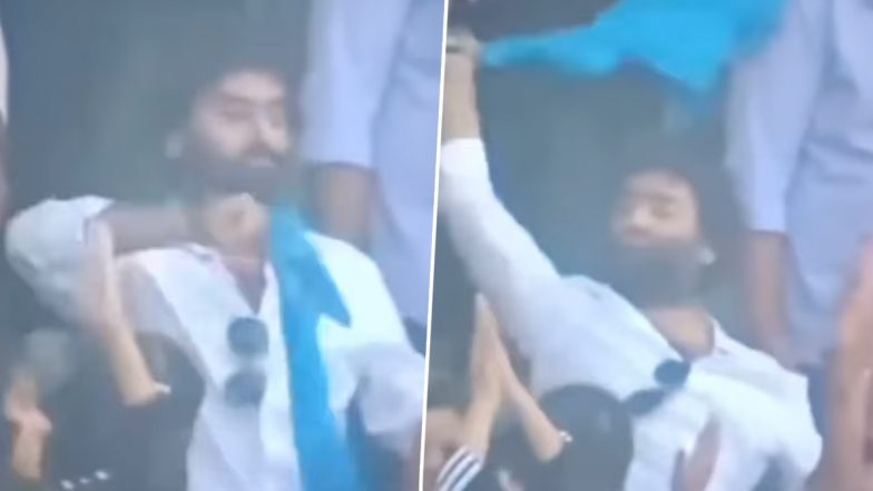 Arijit Singh Waves Jersey to Celebrate Babar Azam's Dismissal During IND vs PAK ICC Cricket World Cup 2023 Match, Video Goes Viral!