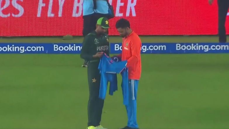 Virat Kohli Gifts Babar Azam Signed Team India Jerseys After IND vs PAK CWC 2023 Match, Pics and Video Goes Viral! | 🏏 LatestLY