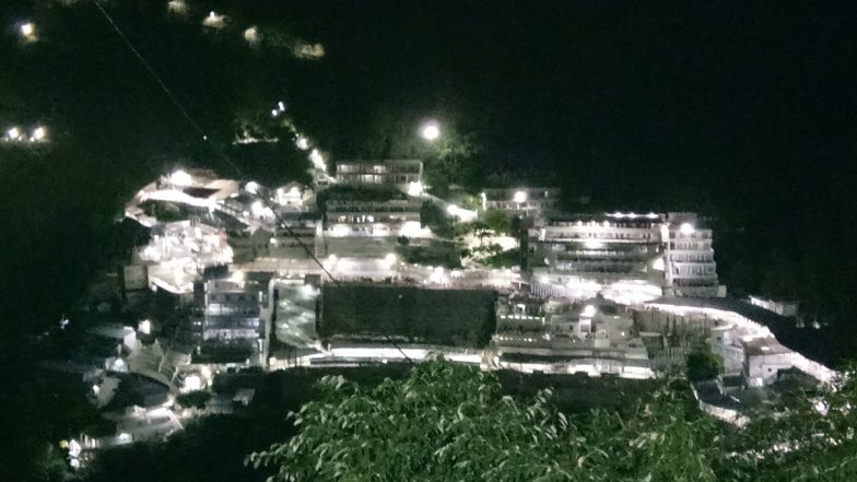 Navratri 2023: Shri Mata Vaishno Devi Bhawan Welcomes Pilgrims on First Day of Navaratri Festival, Watch Video of Maa Vaishno Devi Aarti From Bhawan
