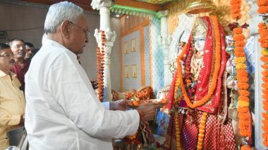 Maha Ashtami 2023: Bihar CM Nitish Kumar Offers Prayers at Shitala Mata Temple in Patna on Eighth Day of Navratri Festival (See Pics)