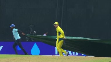 David Warner Shows Heart-Winning Gesture As He Helps Groundstaff to Bring in Covers During AUS vs SL ICC Cricket World Cup 2023 Match