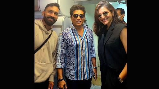 'Royalty at 35,000 ft' Dinesh Karthik Meets Sachin Tendulkar and Anushka Sharma On Flight As Trio Set to Attend IND vs PAK CWC 2023 Match