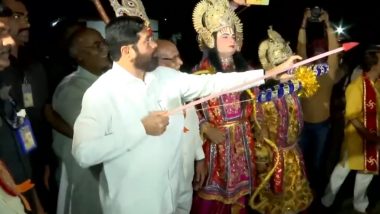 Ravan Dahan in Mumbai Video: Maharashtra CM Eknath Shinde Shoots Arrow at Ravana Effigy During Dussehra Celebrations at Azad Maidan
