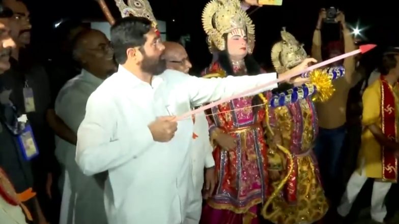 Ravan Dahan in Mumbai Video: Maharashtra CM Eknath Shinde Shoots Arrow at Ravana Effigy During Dussehra Celebrations at Azad Maidan