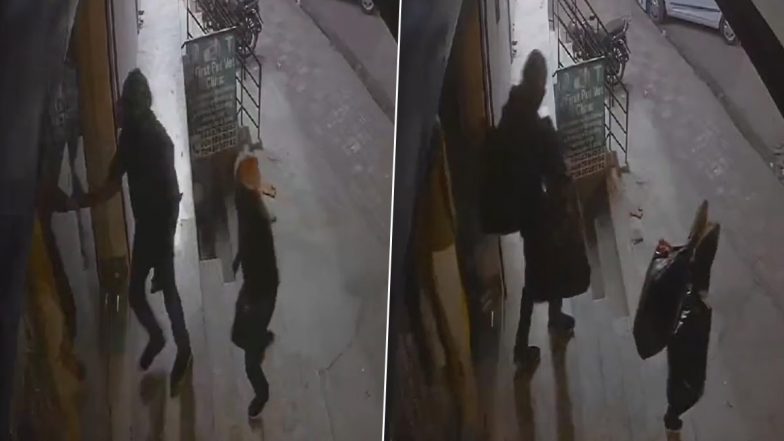 Delhi Showroom Robbery: Two Thieves Break Into Cloth Showroom in Chhatarpur Area, Flee With Designer Clothes Worth Rs 25 Lakh; CCTV Video Surfaces