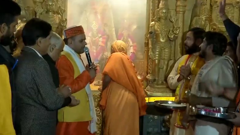 Hanuman Chalisa at Lal Chowk Video: Devotees Chant 'Jai Shri Ram' as 'Aarti' Performed Near Ghanta Ghar in Jammu and Kashmir's Srinagar