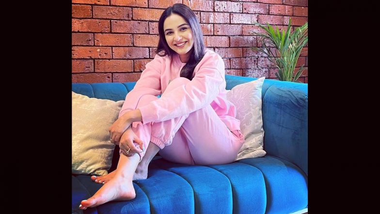 Jasmin Bhasin Admitted to Hospital Due To Stomach Infection, Actress Shares Pic On Insta!