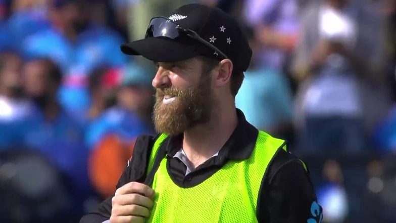 Kane Williamson Turns ‘Water Boy!' Injured New Zealand Captain Carries Drinks for Teammates During IND vs NZ CWC 2023 Match in Dharamsala, Video Goes Viral!