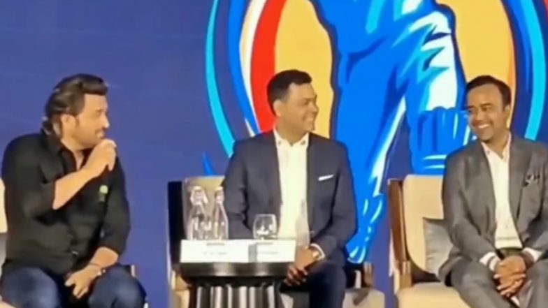 MS Dhoni Sings 'Mai Pal Do Pal Ka Shayar Hu' During An Event, Video of CSK Captain Singing On Stage Goes Viral!