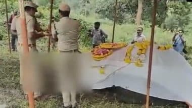 Elephant 'Moorthy' Dies: Mudumalai Tiger Reserve Officials Pay Floral Tribute to Retired 'Kumki' Elephant Who Passed Away at 58 (Watch Video)