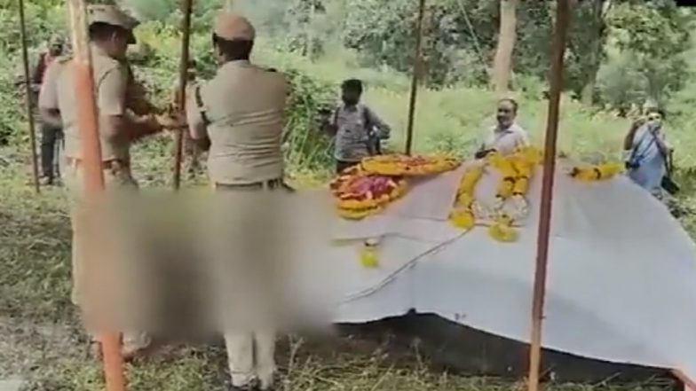 Elephant 'Moorthy' Dies: Mudumalai Tiger Reserve Officials Pay Floral Tribute to Retired 'Kumki' Elephant Who Passed Away at 58 (Watch Video)