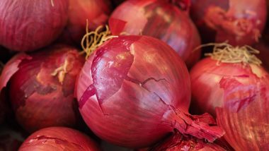 Onion Prices in Mumbai: Buyer Requests Government To Decrease Prices As Onions Sold at Rs 80 per Kg (Watch Video)