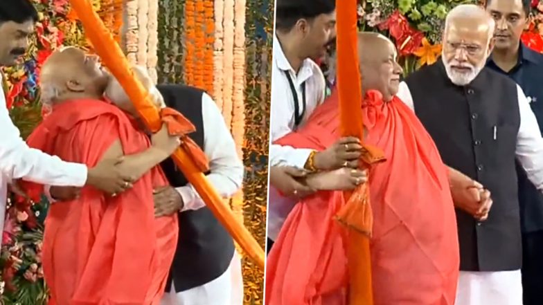 PM Narendra Modi Seeks Blessings of Jagadguru Ramanandacharya of Tulsi Peeth in Chitrakoot (Watch Video)