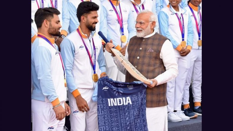 Indian Men’s Cricket Asian Games 2023 Gold-Medal Winning Team Members Gift Signed Bat to PM Narendra Modi, Picture Goes Viral!