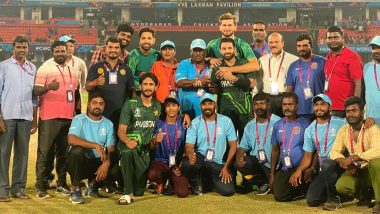 Babar Azam, Shaheen Afridi And Other Pakistan Cricketers Pose With Rajiv Gandhi International Stadium Groundstaff in Hyderabad (Watch Video)