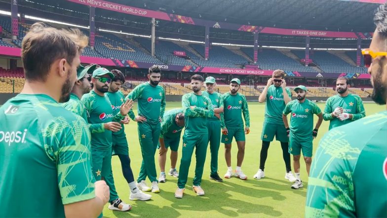 Captain Babar Azam, Head Coach Grant Bradburn Motivate Pakistan Team Cricketers As They Prepare Ahead of ICC Cricket World Cup 2023 Clash Against Australia (Watch Video)