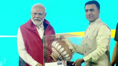 Goa CM Pramod Sawant Felicitates PM Narendra Modi With Goa's Kunbi Shawl and Ghumat in Margao (See Pics and Video)