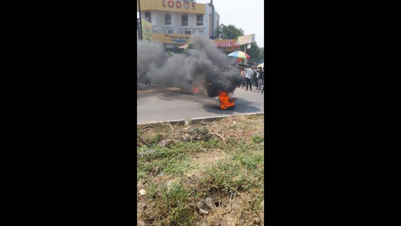 Maratha Reservation: Agitators Burn Tyres on Pune-Bengaluru Highway Near Navale Bridge in Pune, Traffic Affected (Watch Photos and Videos)