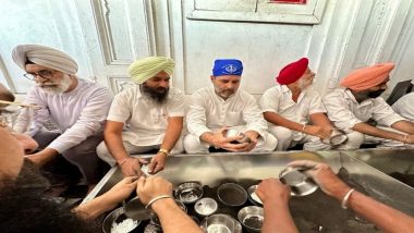 Punjab: Congress Leader Rahul Gandhi Offers Prayers at Golden Temple in Amritsar, Washes Dishes for ‘Sewa’ (Watch Video)