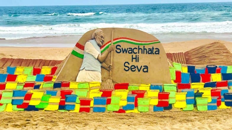 Swachhata Hi Seva 2023 Campaign: Sand Artist Sudarsan Pattnaik Makes Beautiful Sand Art Dedicated to Nationwide Cleanliness Drive at Puri Beach in Odisha (See Pics and Video)