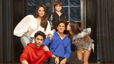 Suhana Khan Giving Sweet Kiss to Dad Shah Rukh Khan in This Happy Family Pic Featuring Gauri, Aryan and AbRam Is Winning Our Hearts!