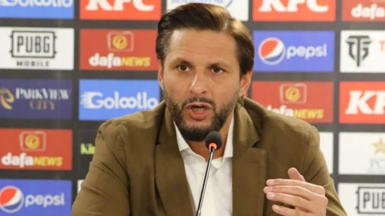 ‘Apne Kaam Se Kaam Rakhe’ Shahid Afridi Loses Cool as He Criticises PCB Chairman Zaka Ashraf Amid Babar Azam’s Chat Leak Controversy (Watch Video)