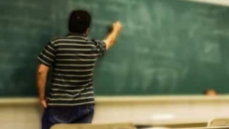 Uttar Pradesh: 50-Year-Old Teacher Elopes With Minor Girl Student With Rs 30,000 Cash and Jewellery in Gonda; Booked for Kidnapping