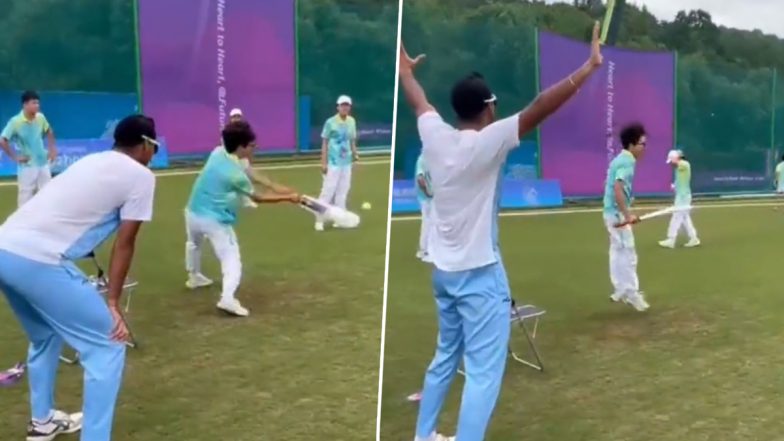 Indian Cricketers Play Recreational Match With Local Volunteers in Hangzhou Ahead of Asian Games 2023 Semifinal Against Bangladesh (Watch Video)