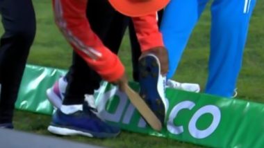Team India’s Throwdown Specialist Raghu Spotted Cleaning Shoes of Indian Players at HPCA Stadium in Dharamsala During IND vs NZ CWC 2023 Match, Fans React