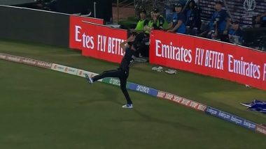 Trent Boult Takes Juggling Catch Near Boundary Line to Dismiss Bas de Leede During NZ vs NED ICC Cricket World Cup 2023 Match (Watch Video)