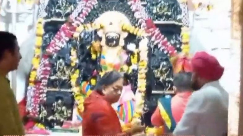 Navratri 2023: BJP Leader Vasundhara Raje Offers Prayers at a Temple in Rajasthan's Banswara on the First Day of Navaratri (Watch Video)