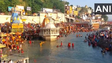 Lunar Eclipse 2023 Today: Devotees Take Holy Dip in River Ganga at Haridwar’s Har Ki Pauri Ahead of Chandra Grahan (Watch Video)