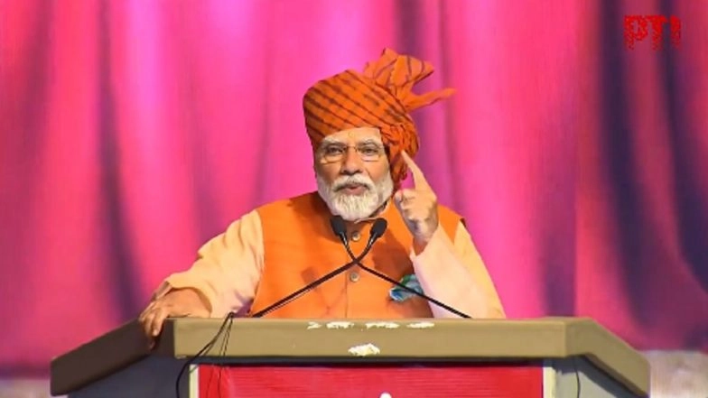 PM Modi Dussehra Speech: Prime Minister Narendra Modi Calls for Rooting Out Casteism, Regionalism (Watch Video)