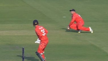 Screamer! Roelof van der Merwe Pulls Off Sensational Catch To Dismiss Steve Smith During AUS vs NED ICC Cricket World Cup 2023 (Watch Video)