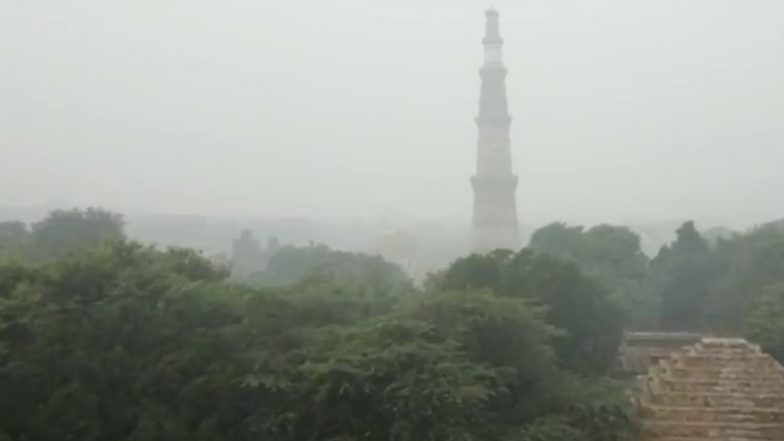 Delhi Air Pollution: Thick Layer of Haze Engulfs National Capital as Air Quality Continues to be in 'Severe' Category (Watch Videos)