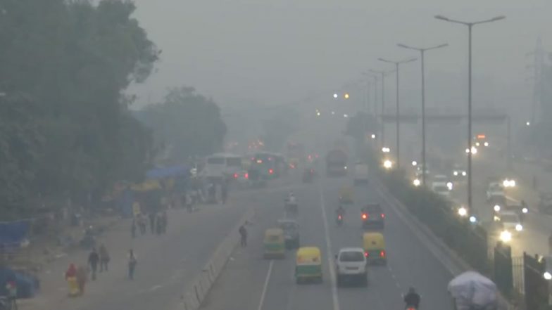 Delhi Air Pollution: Thick Layer of Smog Engulfs National Capital as Air Quality Continues to be in ‘Severe’ Category (Watch Videos)